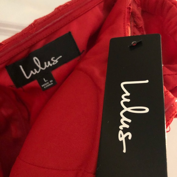 Lulu’s red lace gown - Picture 7 of 7